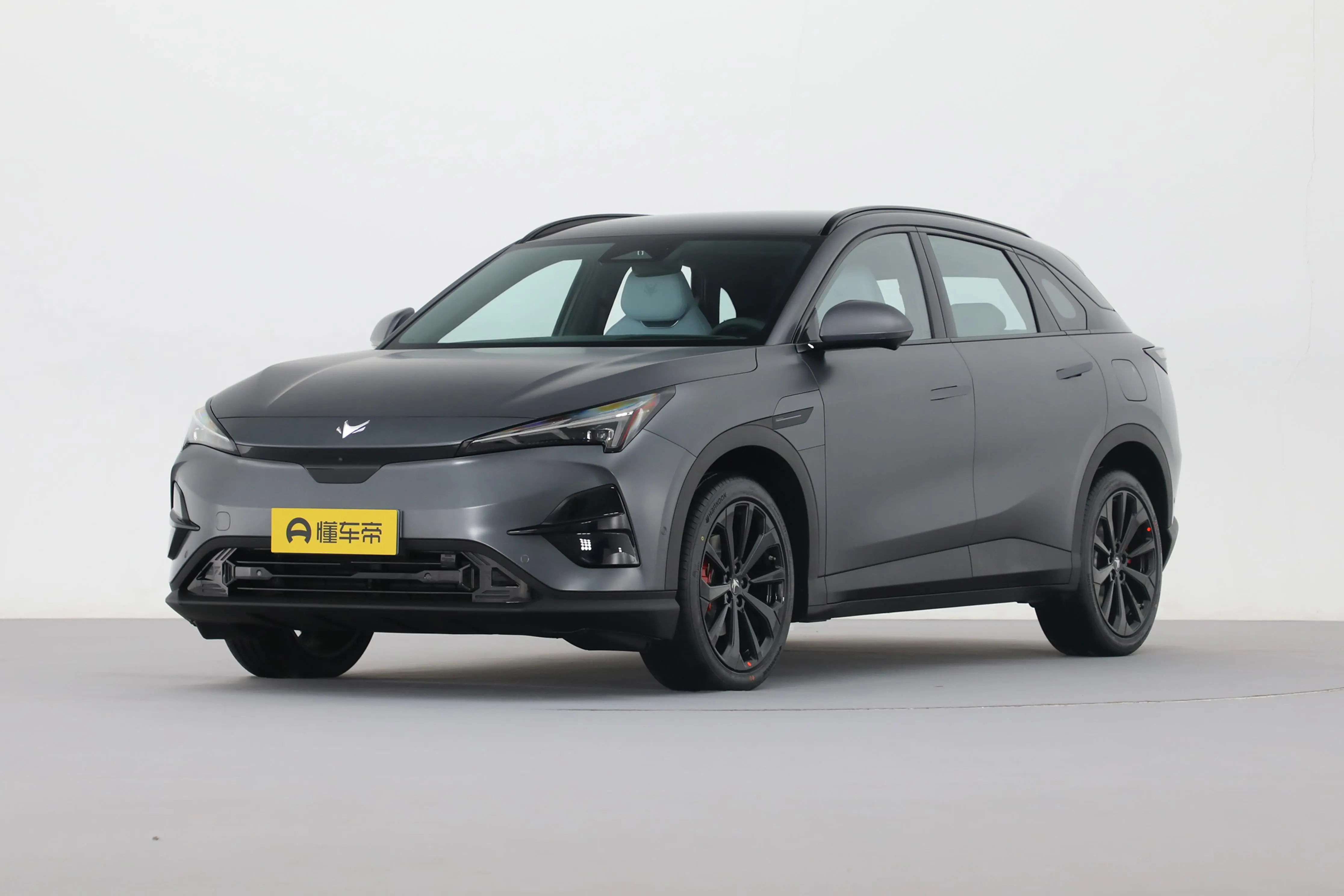 外观方面,新车采用了与极狐阿尔法t截然不同的设计语言,整体显得更加