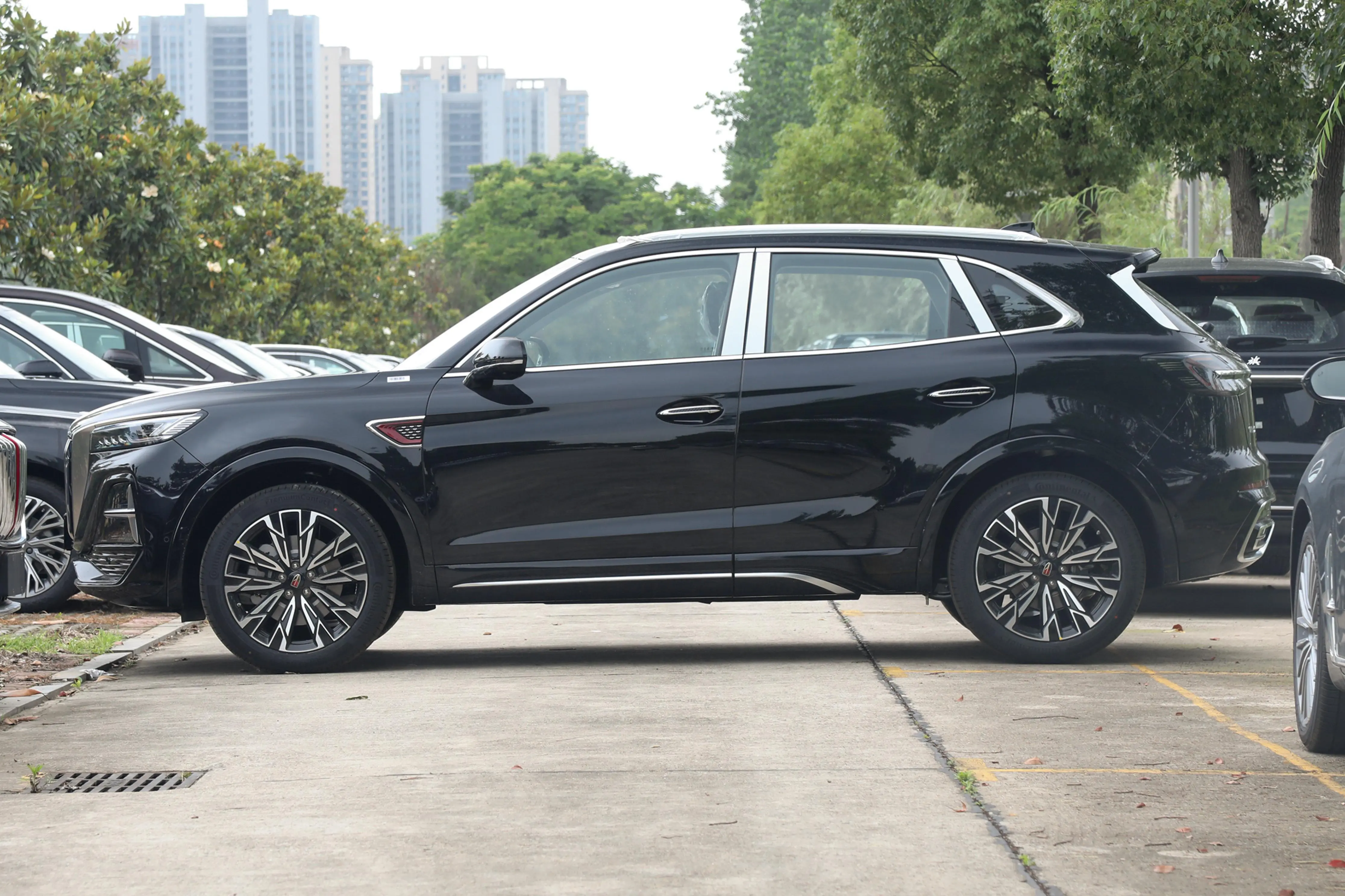 月销6463台降至1588万起中型suv定位的红旗hs5实力如何