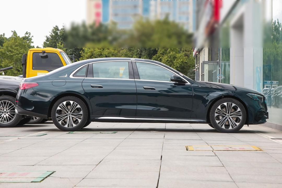 Mercedes-Benz E-Class 2026, фото 8