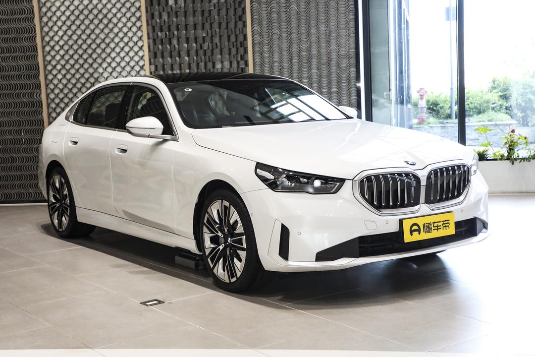 BMW 5 Series 2026, фото 3