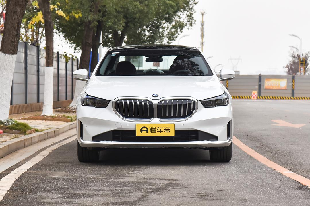 BMW 5 Series 2026, фото 2