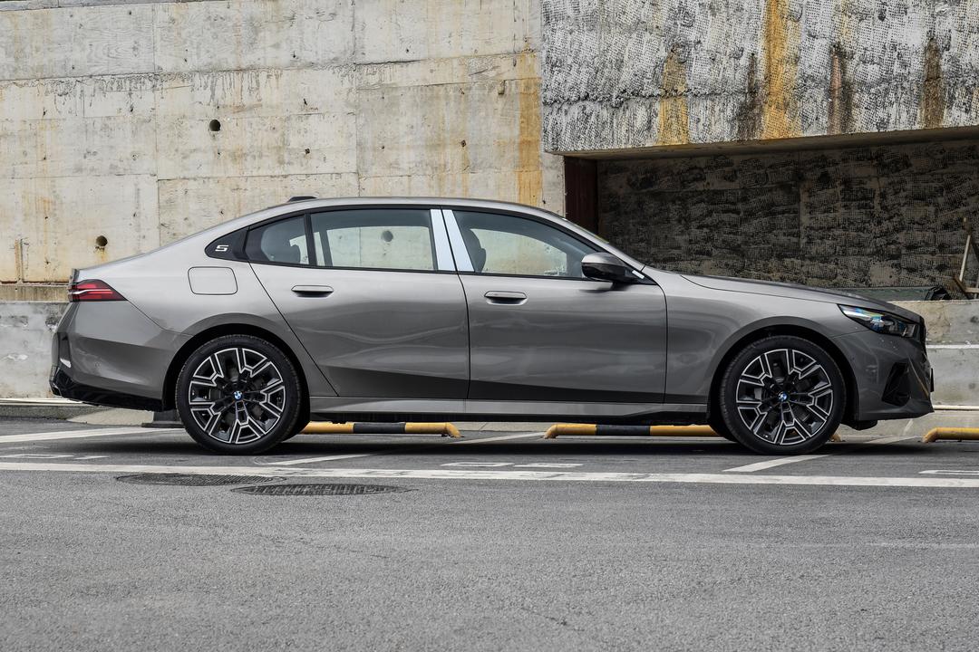 BMW 5 Series 2026, фото 8