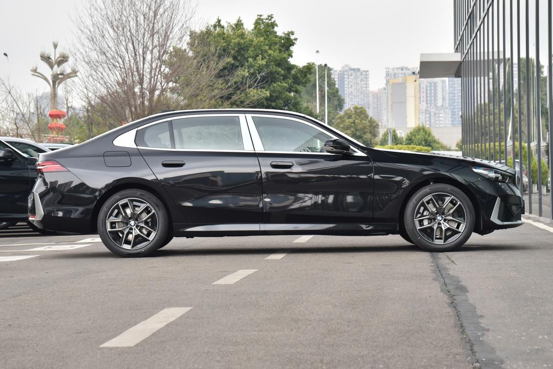 BMW 5 Series 2026, фото 8