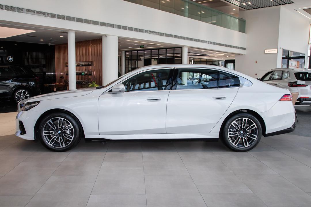BMW 5 Series 2026, фото 4