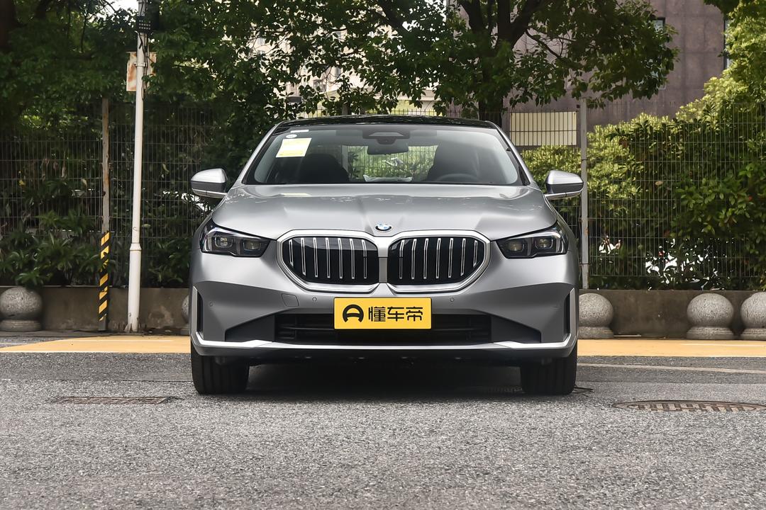 BMW 5 Series 2026, фото 2