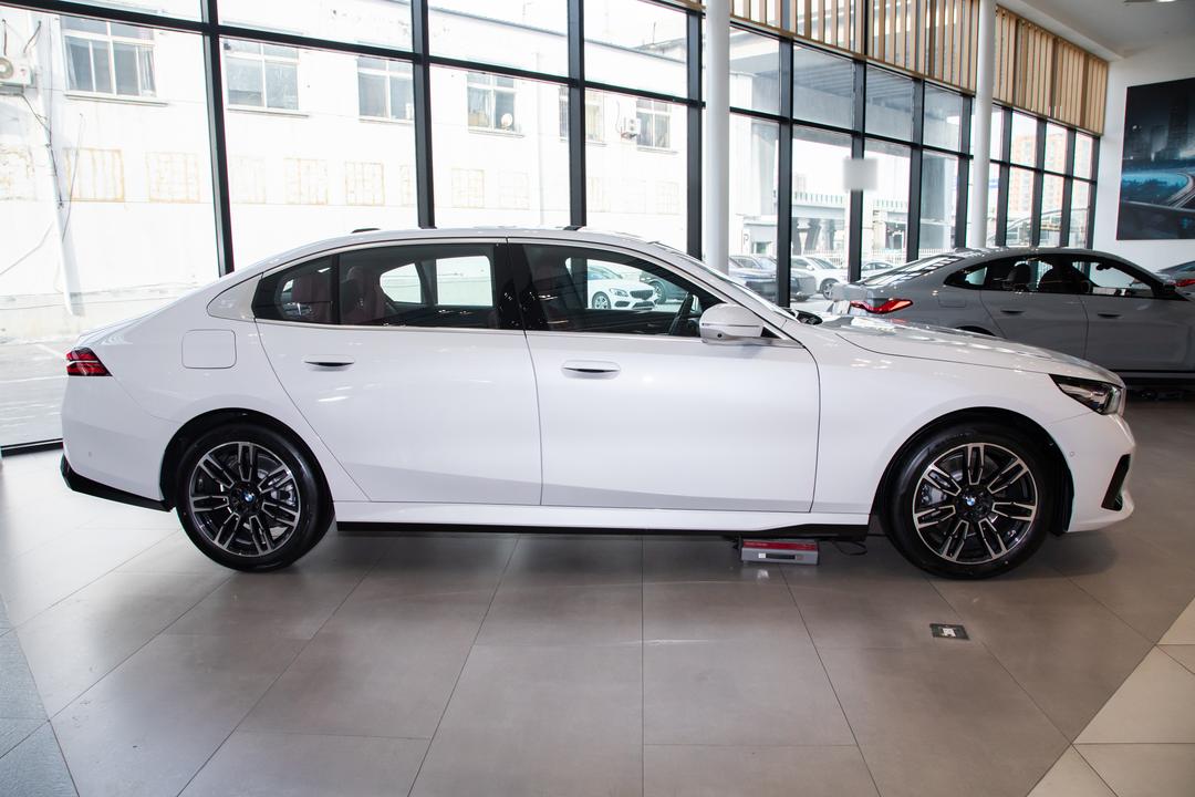 BMW 5 Series 2026, фото 8