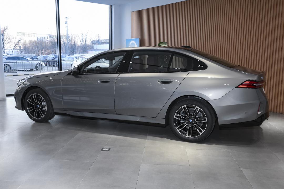 BMW 5 Series 2026, фото 4