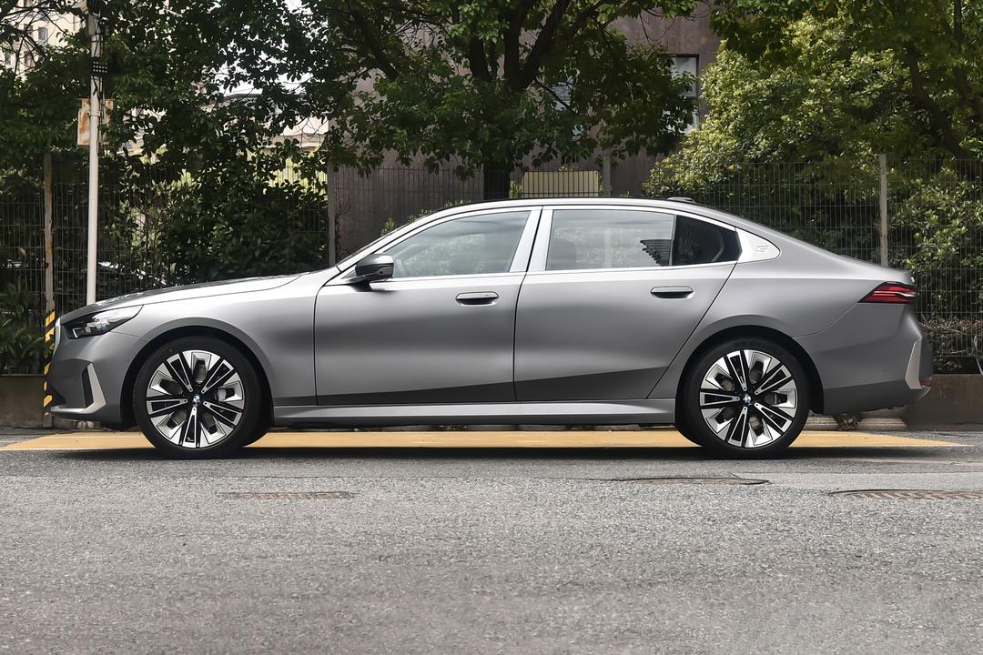 BMW 5 Series 2026, фото 4