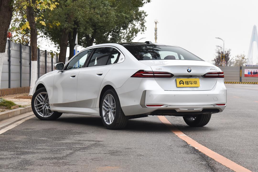 BMW 5 Series 2026, фото 5