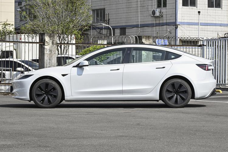 Tesla Model 3 - фото 4