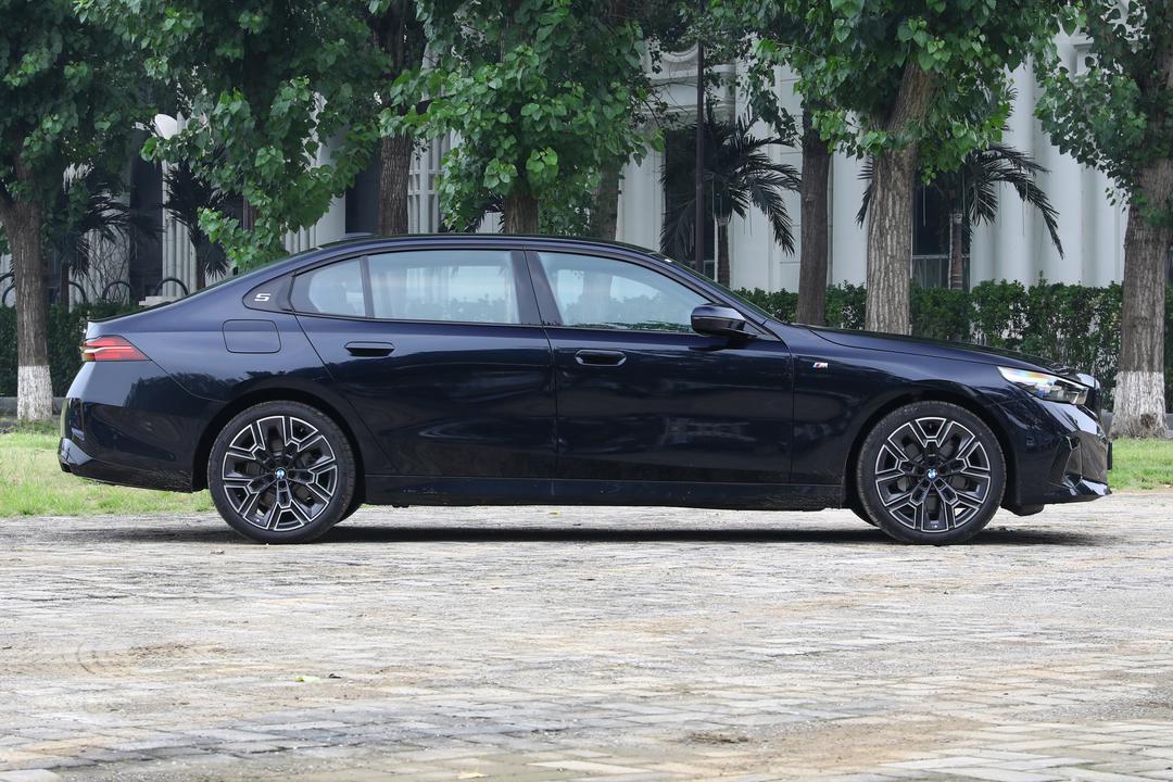 BMW 5 Series 2026, фото 8