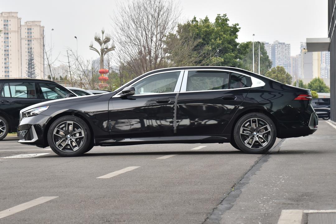 BMW 5 Series 2026, фото 4