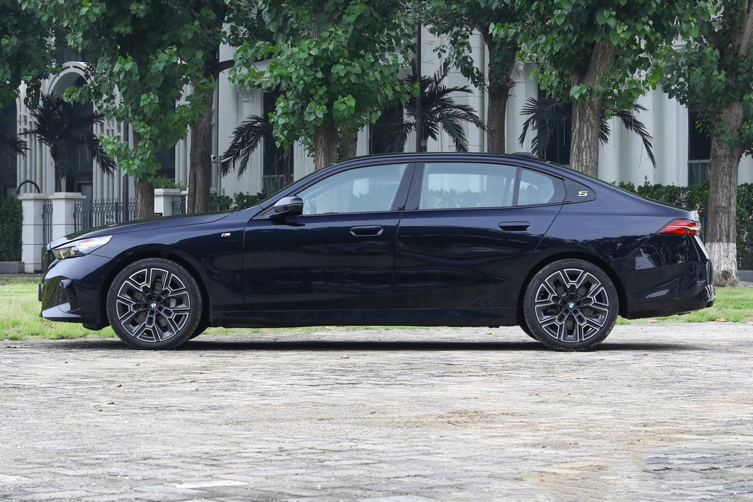 BMW 5 Series 2026, фото 4