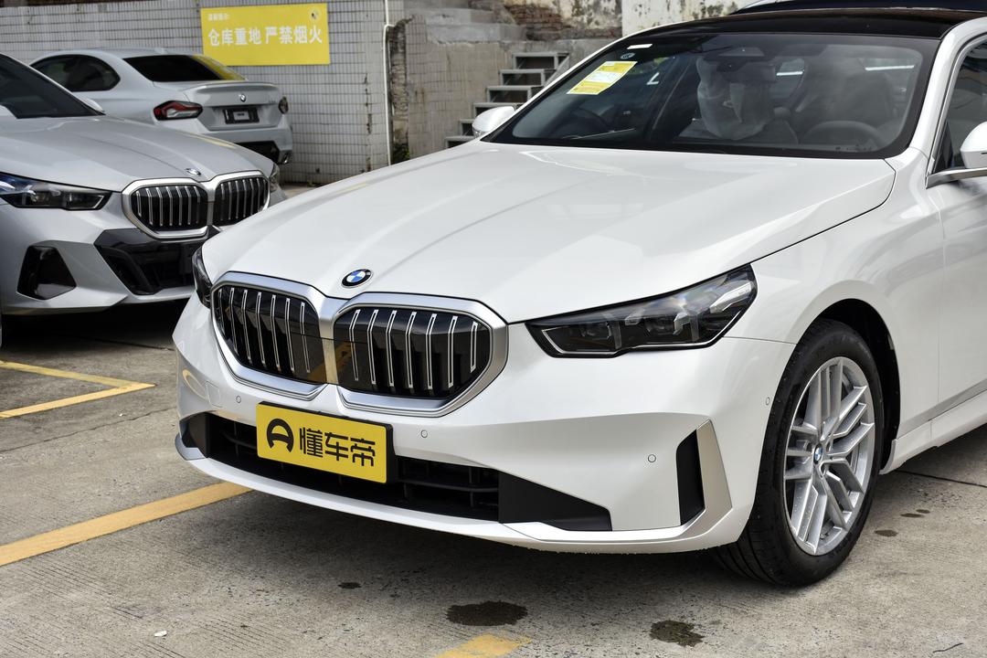 BMW 5 Series 2026, фото 9