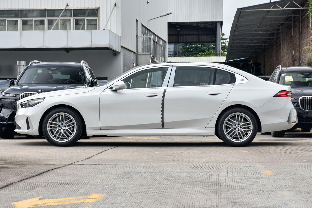 BMW 5 Series 2026, фото 4