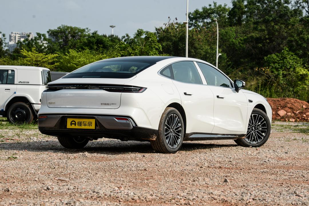 Geely Starlight 8 PHEV 2026, фото 7
