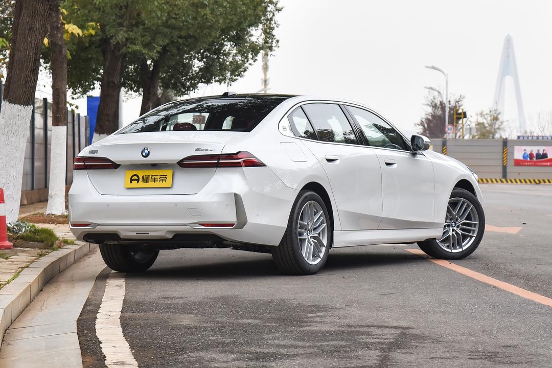 BMW 5 Series 2026, фото 7