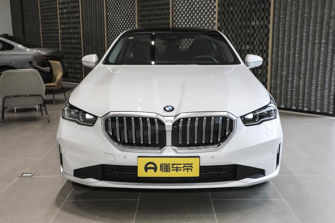 BMW 5 Series 2026, фото 2