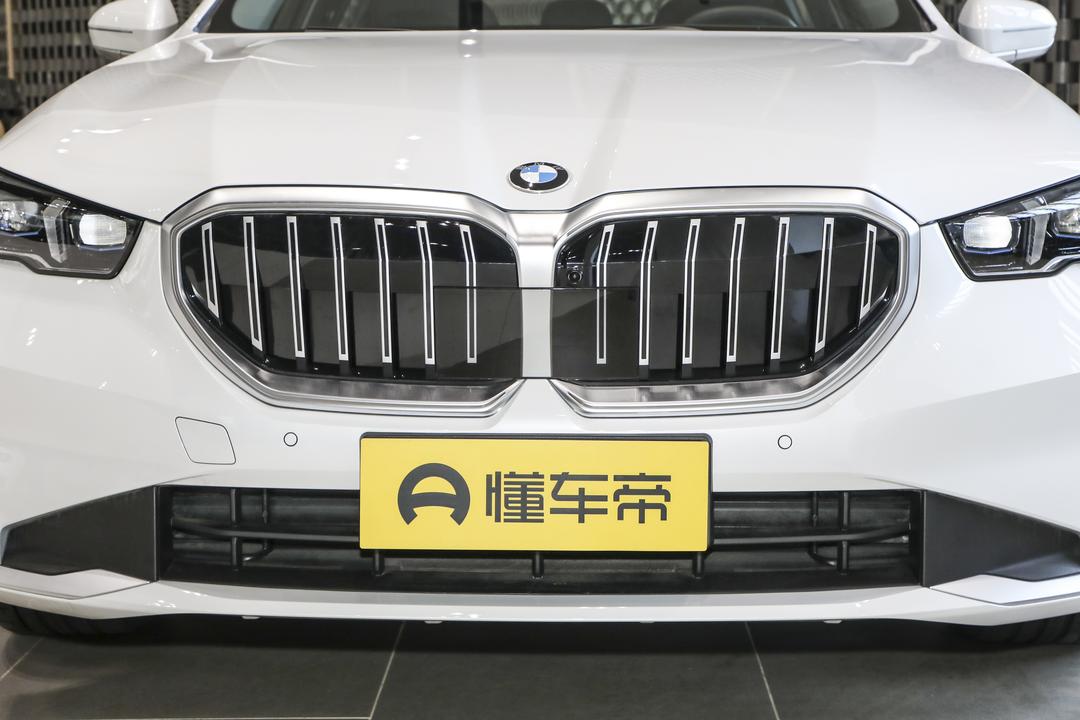 BMW 5 Series 2026, фото 9