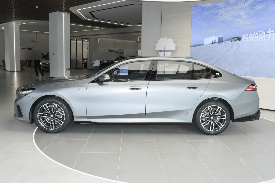 BMW 5 Series 2026, фото 4