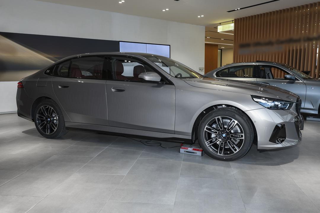 BMW 5 Series 2026, фото 8