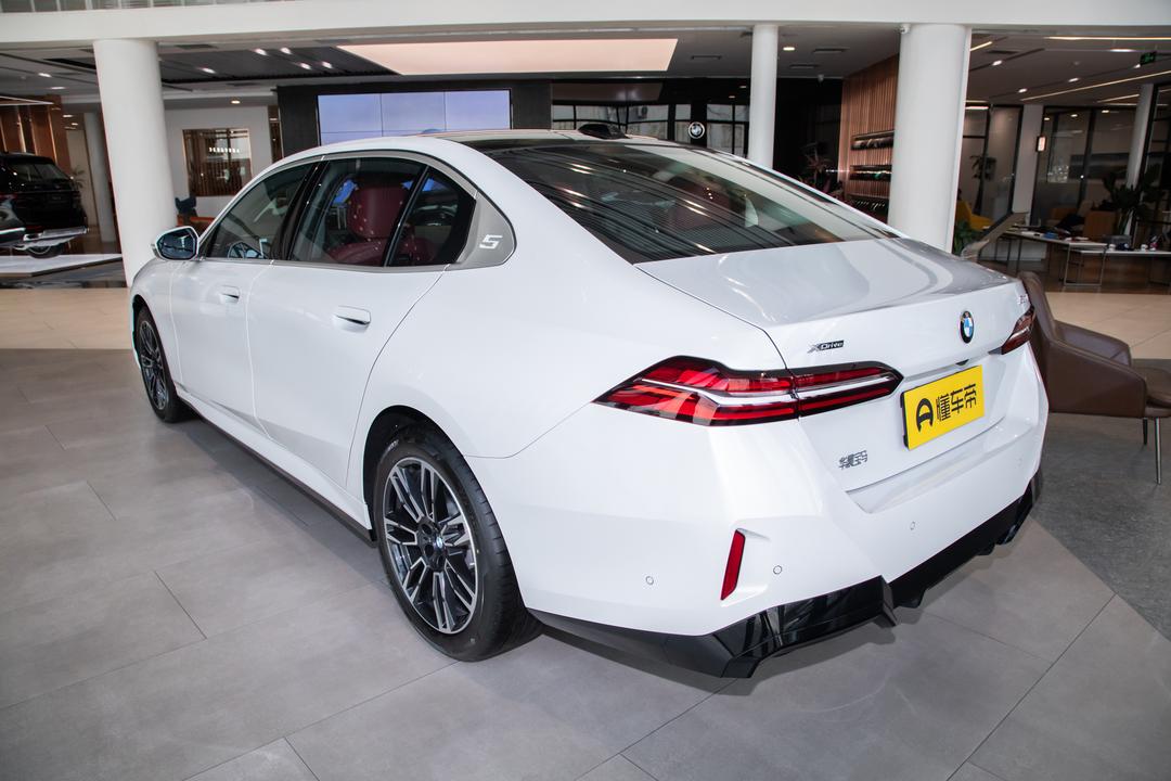 BMW 5 Series 2026, фото 5