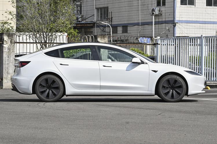 Tesla Model 3 - фото 8