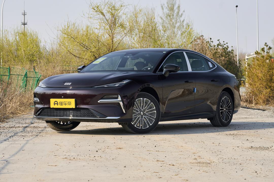 Geely Starlight 8 PHEV 2026, фото 1