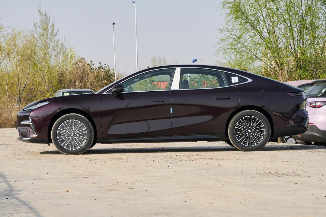 Geely Starlight 8 PHEV 2026, фото 4