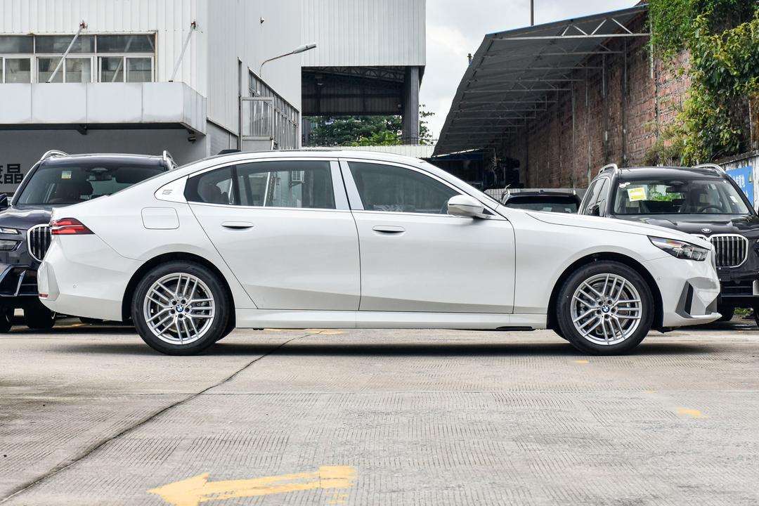 BMW 5 Series 2026, фото 8