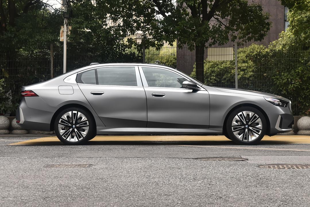 BMW 5 Series 2026, фото 8