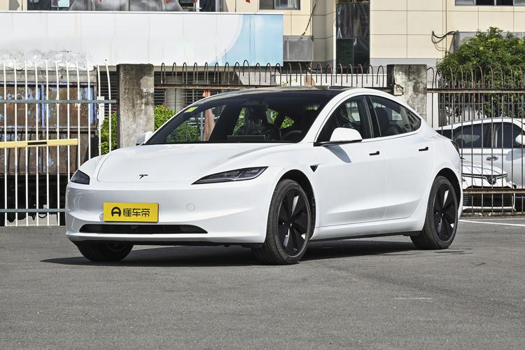 Tesla Model 3 - фото 1