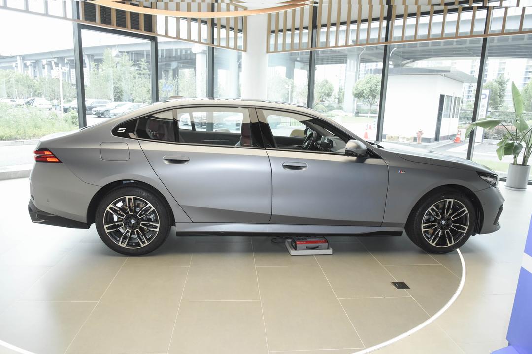 BMW 5 Series 2026, фото 8