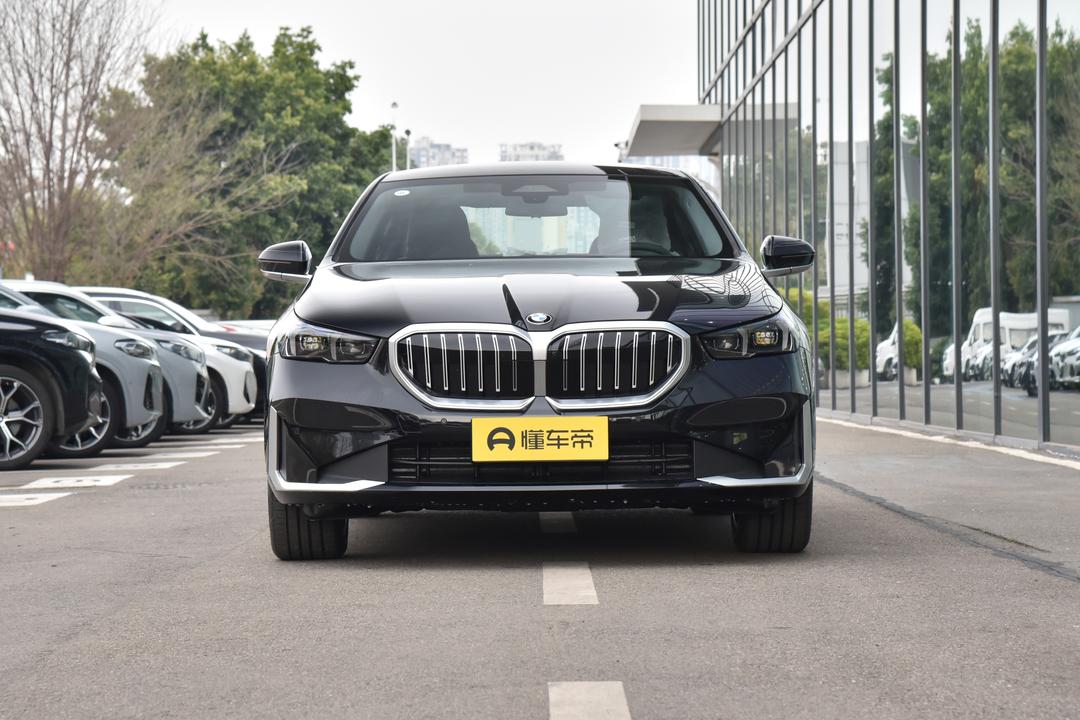 BMW 5 Series 2026, фото 2
