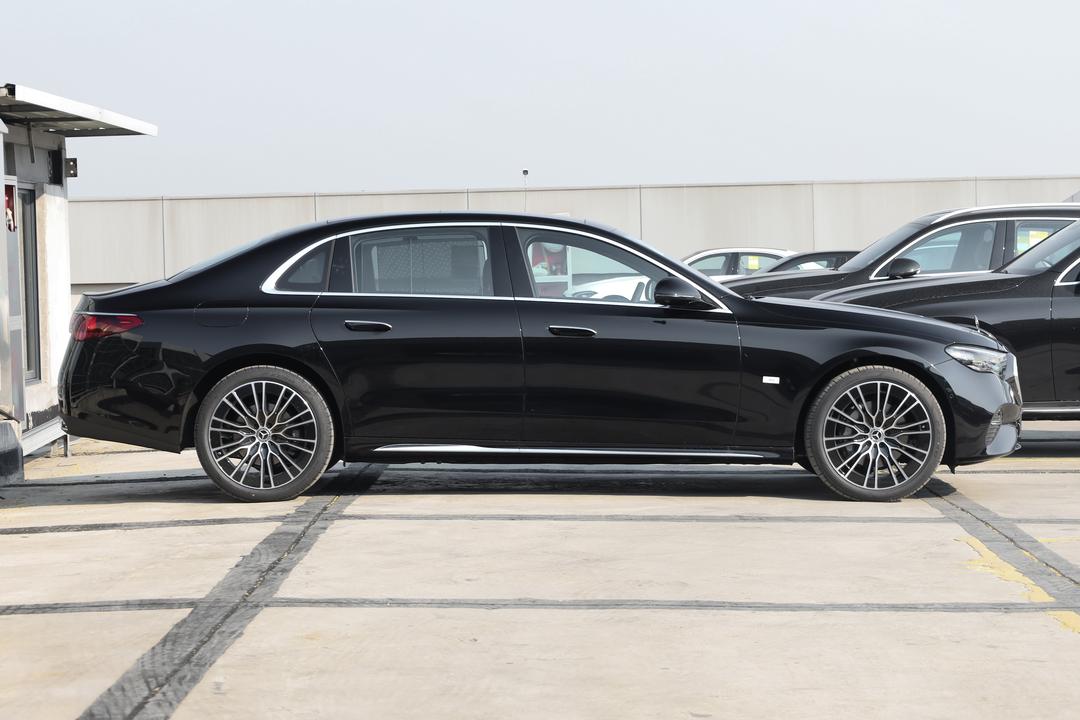 Mercedes-Benz E-Class 2026, фото 8