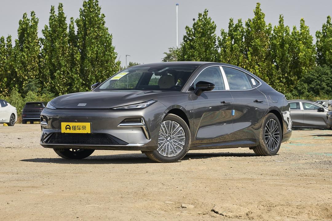 Geely Starlight 8 PHEV 2026, фото 1