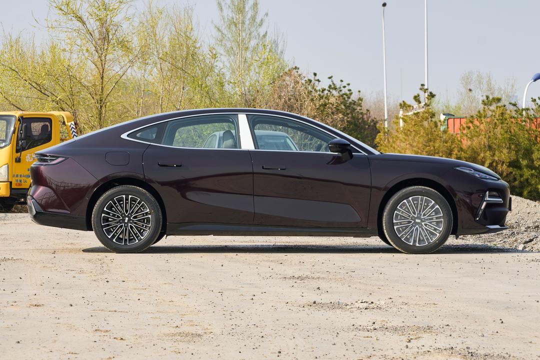 Geely Starlight 8 PHEV 2026, фото 8