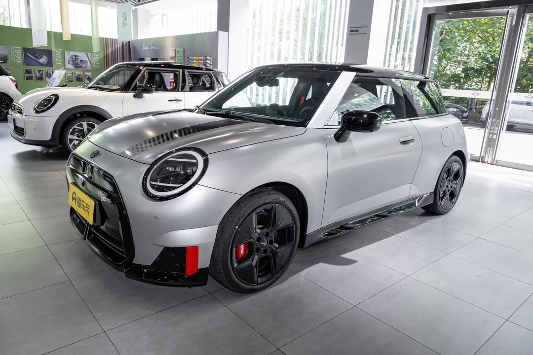 MINI JCW EV 2026, фото 1