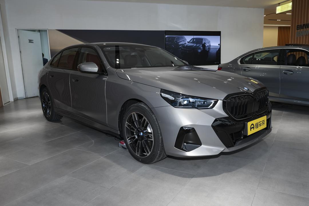BMW 5 Series 2026, фото 3