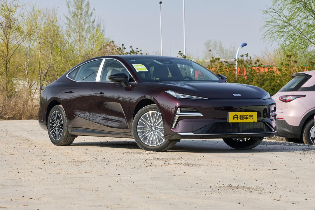 Geely Starlight 8 PHEV 2026, фото 3