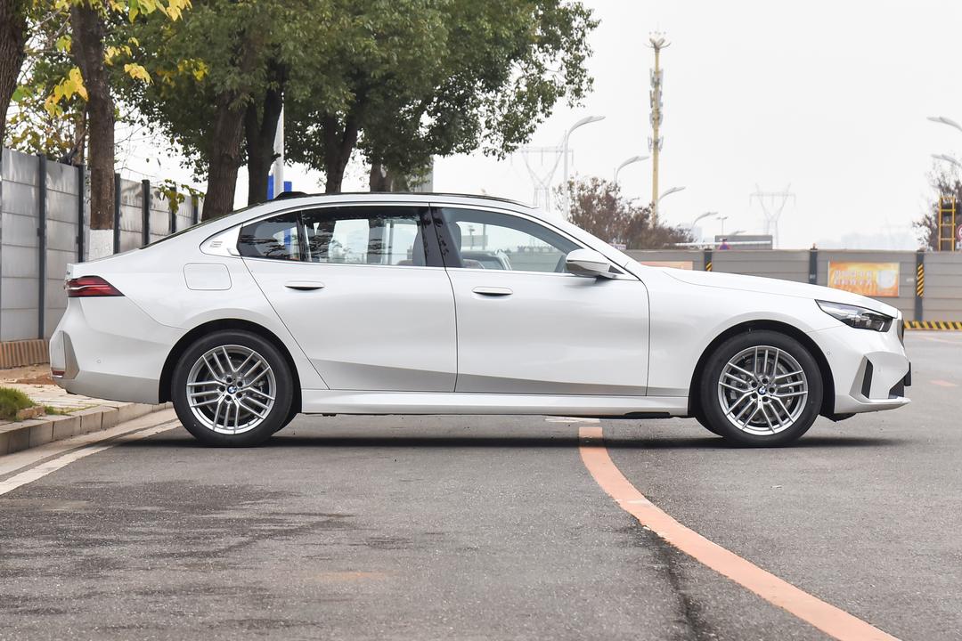 BMW 5 Series 2026, фото 8