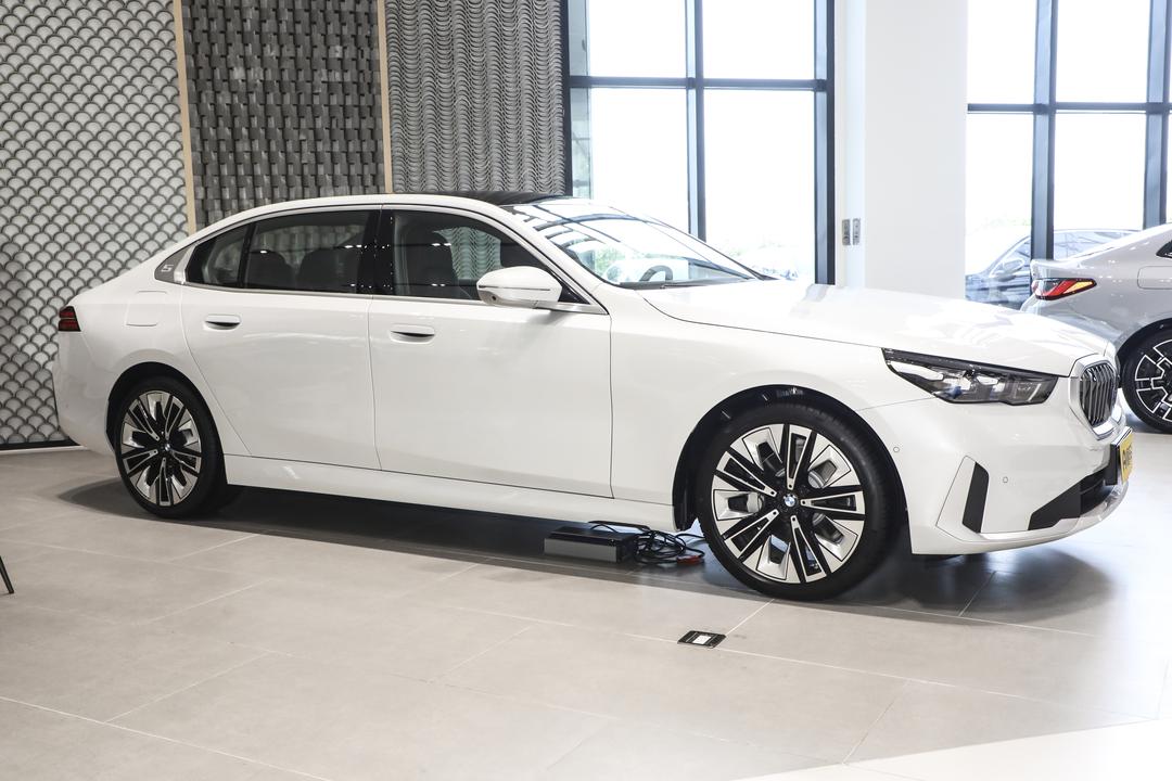 BMW 5 Series 2026, фото 7
