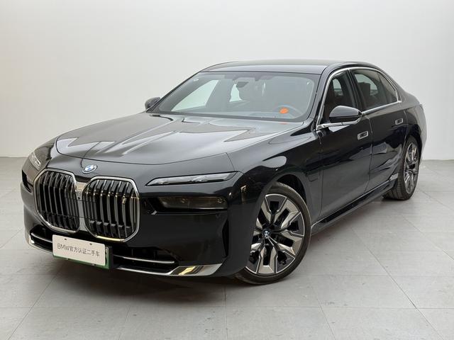 BMW i7 2023 года выпуска