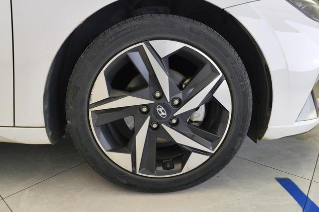 Hyundai Elantra 2021 1.5 L CVT LUX — фото 4