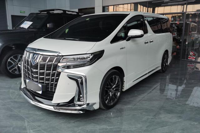 Toyota Alphard 2020 года выпуска