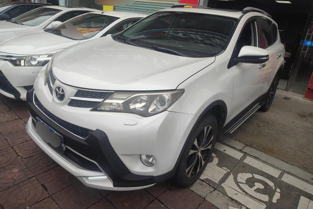 Toyota RAV 4 2015 года выпуска