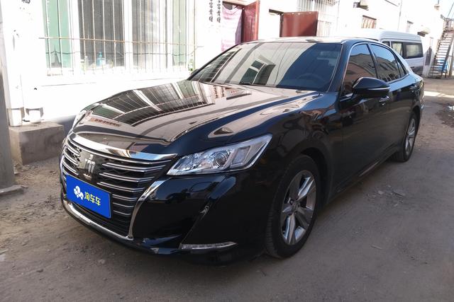 Toyota Crown 2015 года выпуска