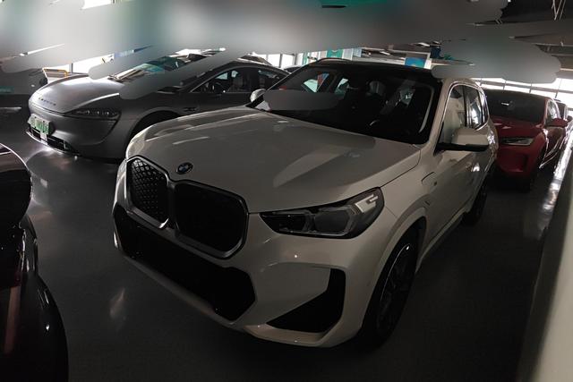 BMW iX1 2023 года выпуска