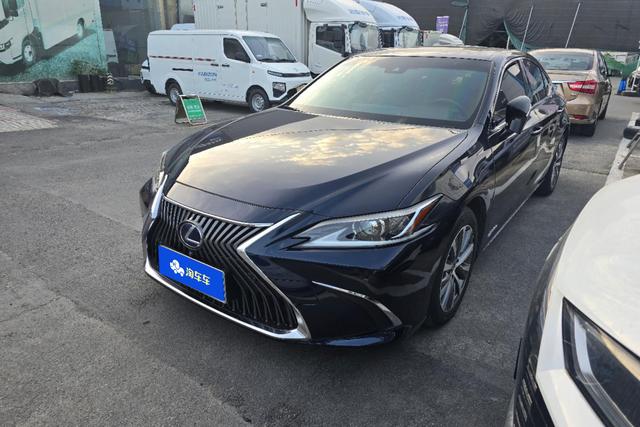 Lexus ES 2018 года выпуска