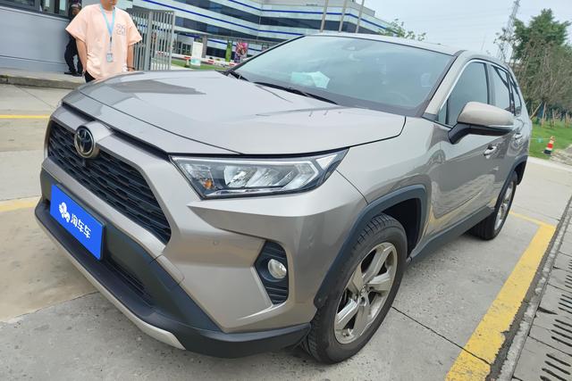 Toyota RAV 4 2022 года выпуска